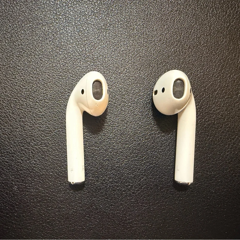 Apple AirPods with Wireless Charging Case